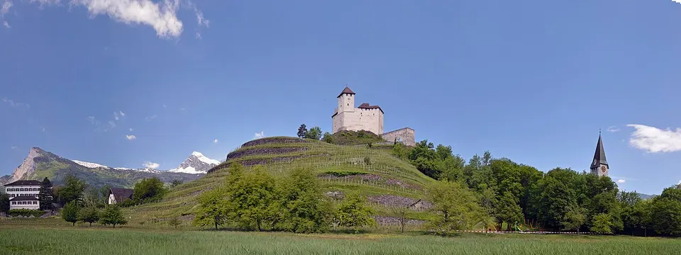 Liechtenstein — Burg Gutenberg - Balzes (Liechtenstein) Panorama