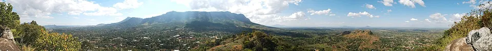Malawi — Panorama Blick auf das Zomba Plateau vom Ndangopuma Hügel