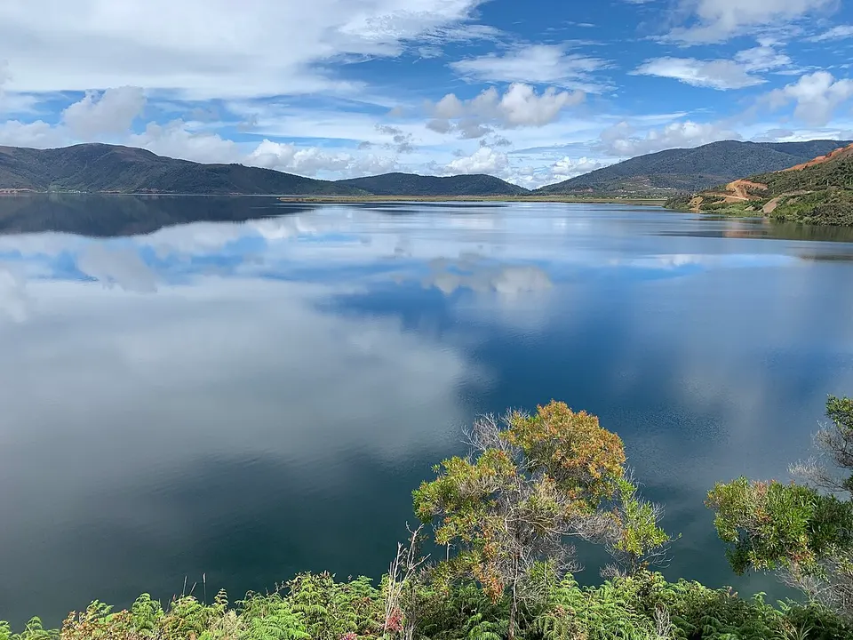 Anggi Giji lake fro road side, Pegunungan Arfak Regency, West Papua — West Papua, Indonesia