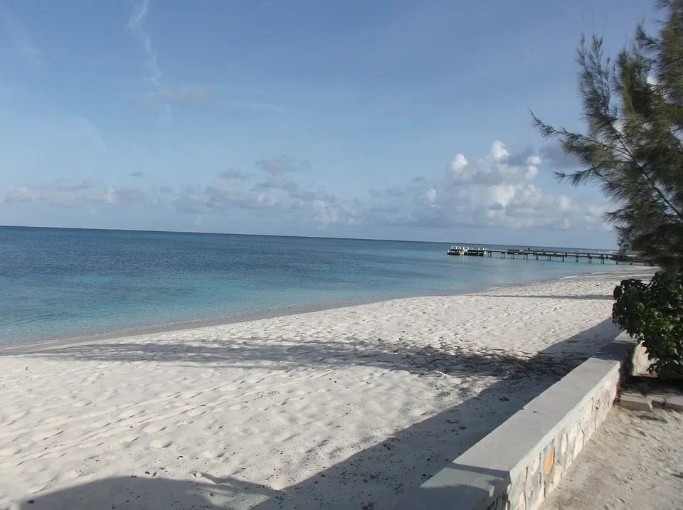 Sandy beach and clear coastal water — Grand Turk, Turks and Caicos Islands