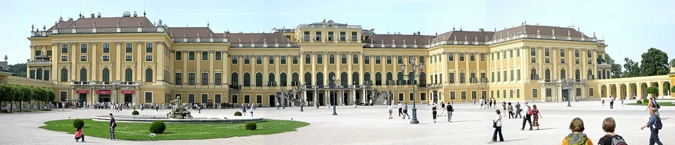 Schloss Schoenbrunn Panorama — Wien, Austria