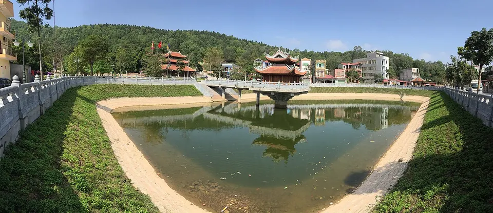Hồ cảnh quan chùa Hàm Long — Bắc Ninh, Vietnam