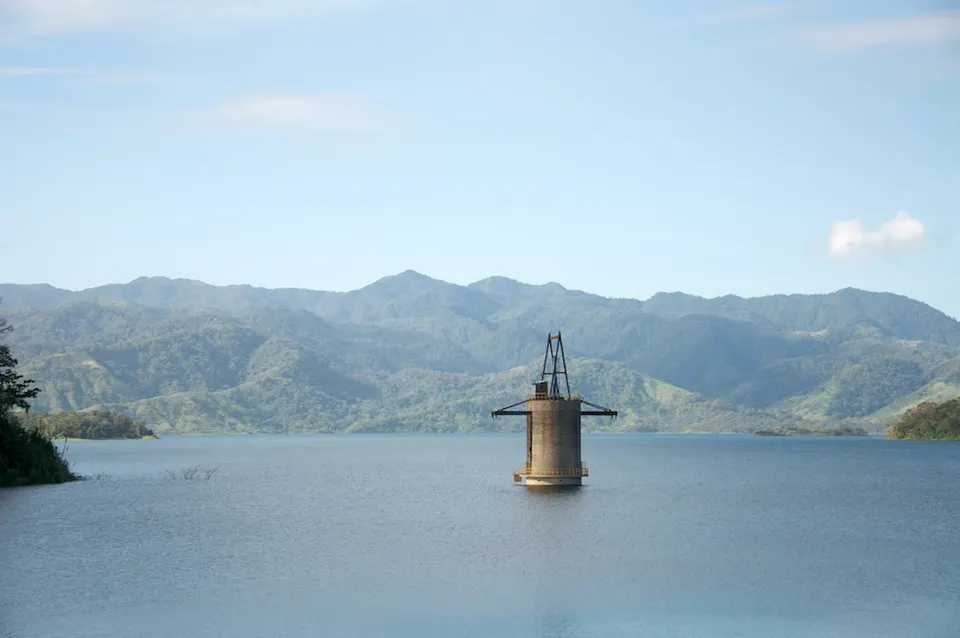 Lake and surrounding mountains — Provincia Alajuela, Costa Rica