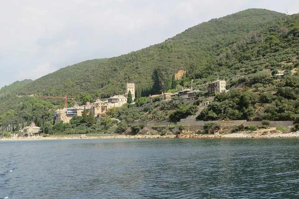Leaving the Dochiariou monastery on the hill side — Agion Oros, Greece