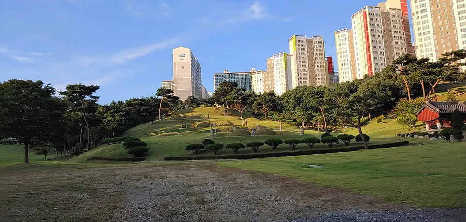 Tombs of Sunsung-gun and his descendants — Gyeonggi, South Korea