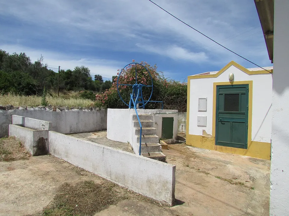 09-06-2017 Old water pump next to Disused laundry, Cerro, Alte — FARO, Portugal
