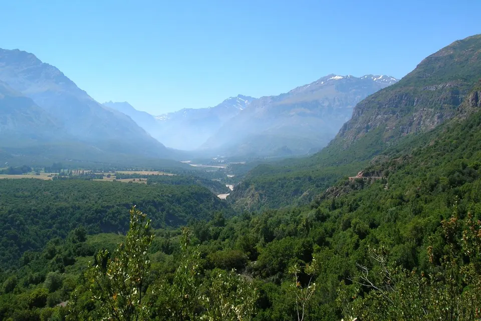 Mountain valley in Río de los Cipreses National Reserve — Región del Libertador Bernardo O'Higgins, Chile