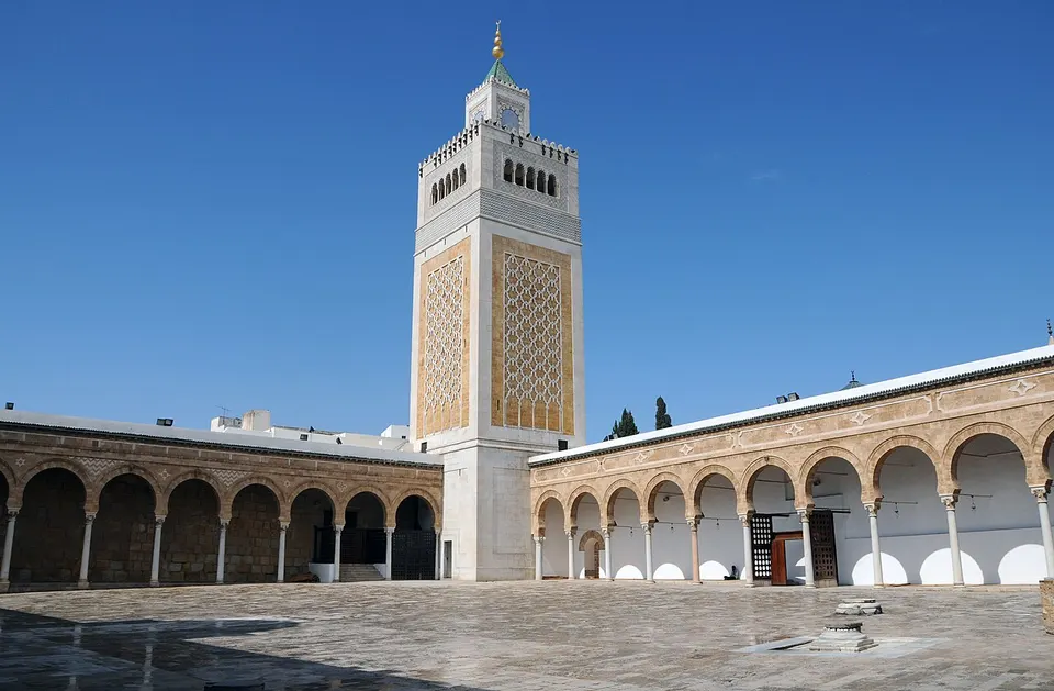 Minaret et patio de la mosquée Zitouna au centre de la Médina de Tunis — Tunis, Tunisia