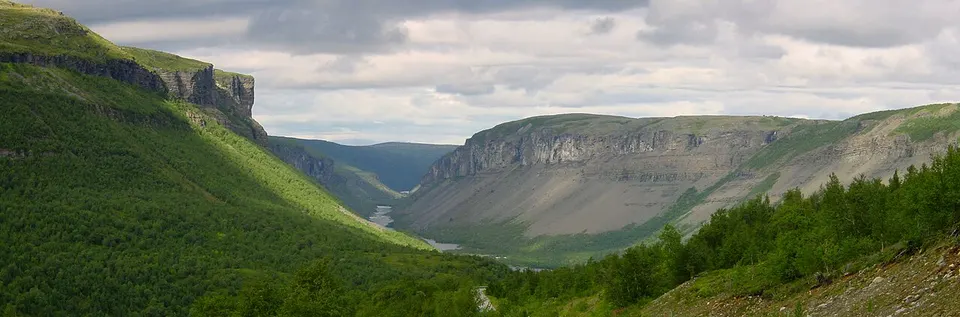Green mountain valley — Troms og Finnmark, Norway