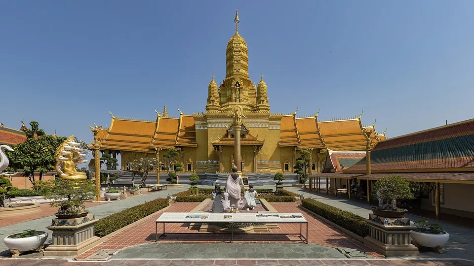 Historic temple and outdoor gardens — Samut Prakan Province, Thailand