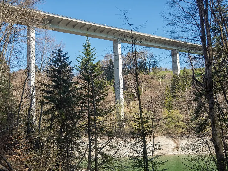 Greyerzer Autobahn-Viadukt (Nord) über den Greyerzersee (Saane), Le Bry FR 20220417-jag9889 — Fribourg, Switzerland