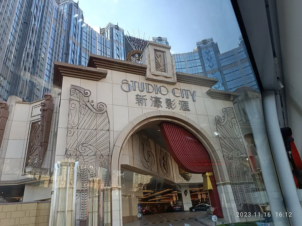 MC 澳門 Macau 路氹 Cotai Studio City hotel n Studio City 酒店穿梭巴士 shuttle bus view November 2023 R12S 07 — Macau, Macao