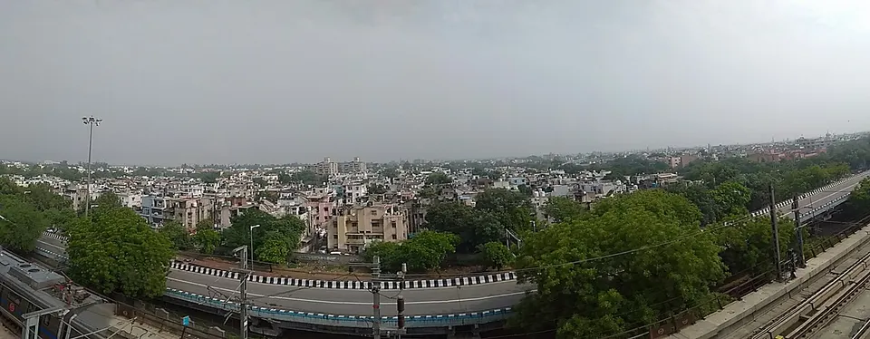 City and tree-lined park — Delhi, India