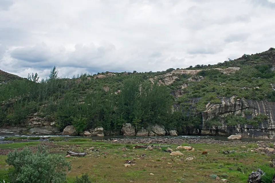 Rocky green hills and open countryside — Maseru District, Lesotho