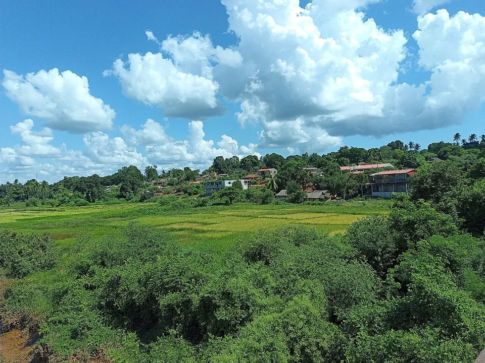 Village de Besalampy depuis le pont, Région Melaky — Melaky, Madagascar