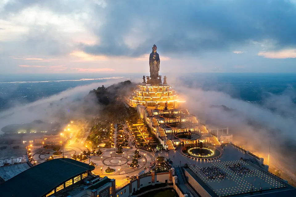 Ba Den Mountain summit temple illuminated night fog Tay Ninh Vietnam — Tây Ninh, Vietnam
