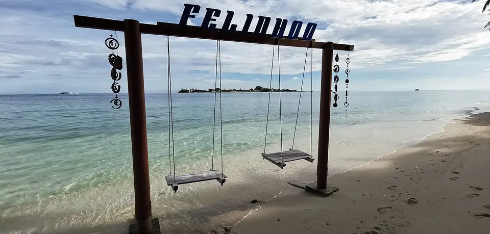 Turquoise shoreline and beach swing — Vaavu, Maldives