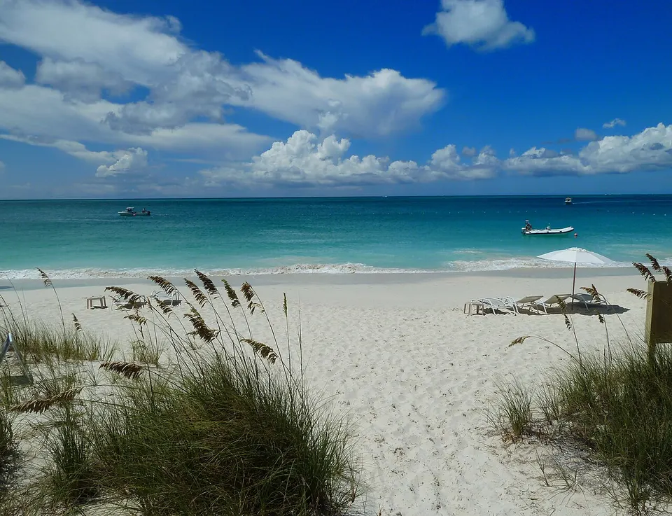 White-sand beach and turquoise sea — Middle Caicos, Turks and Caicos Islands