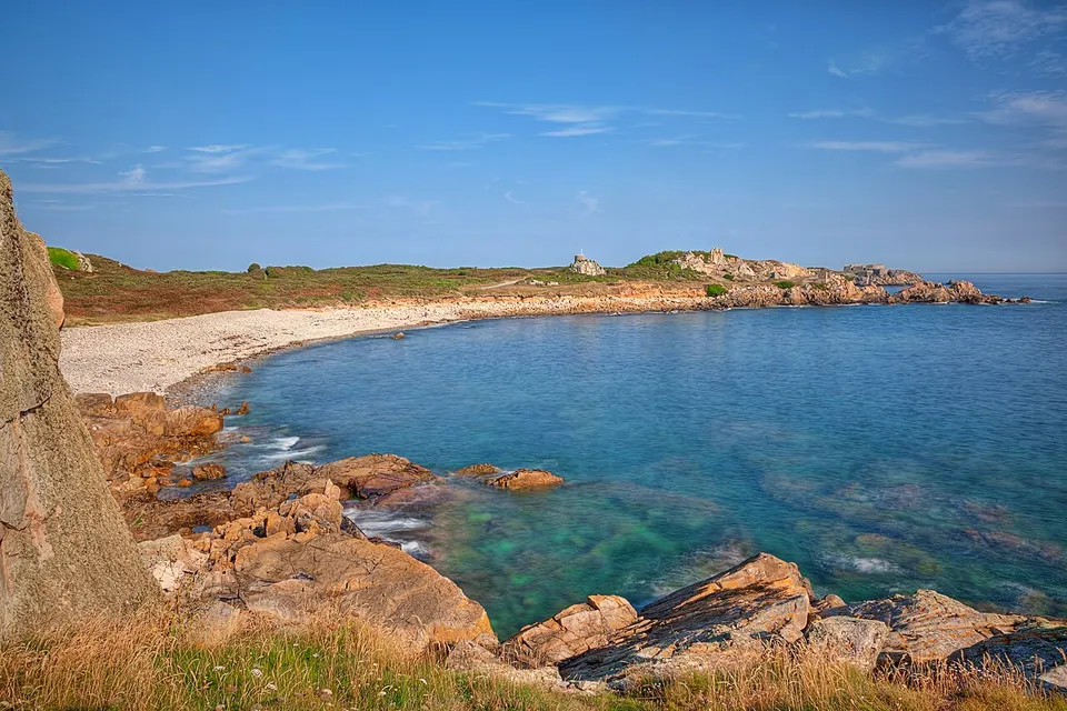 Rocky coastal bay and clear water — Sark, Guernsey