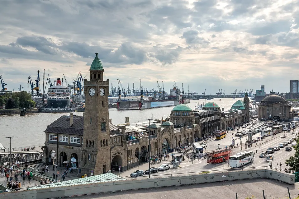 Hamburg, Landungsbrücken -- 2016 -- 3131-7 — Hamburg, Germany