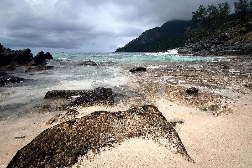 Anse cimetière, Silhouette — La Digue a, Seychelles