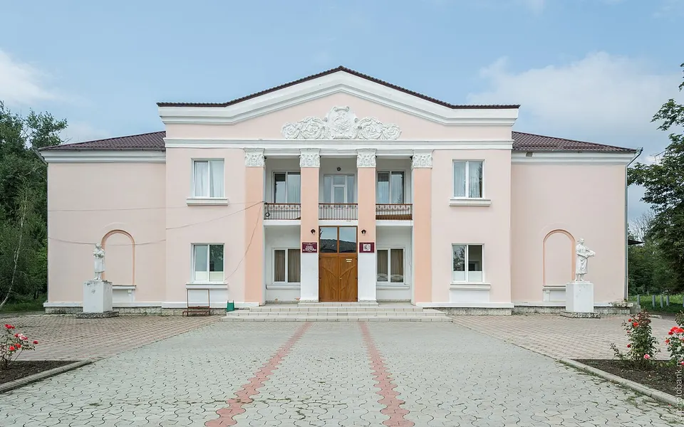 Дрокия, дом культуры Casa raionala de cultura din Drochia Drochia House of Culture (43533051121) — Drochia, Moldova