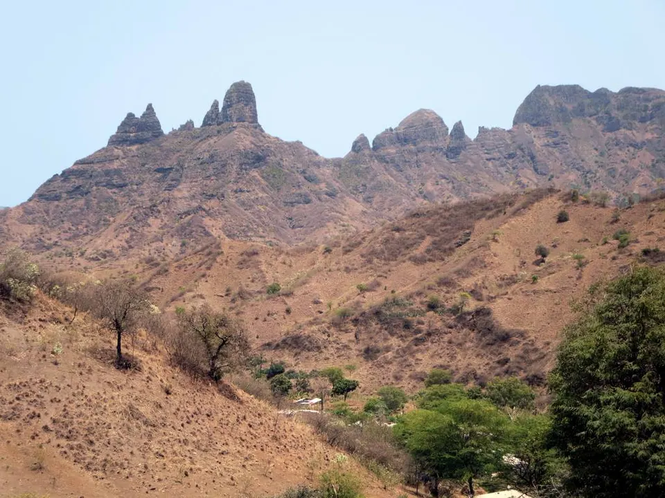 Rugged rocky peaks and dry vegetation — São Lourenço dos Órgãos, Cabo Verde