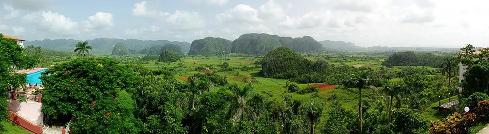 Green valley and limestone hills — Pinar del Rio, Cuba