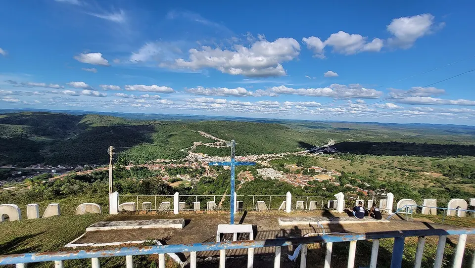 Cruzeiro com cidade ao fundo - 20250623 145415 — Bahia, Brazil
