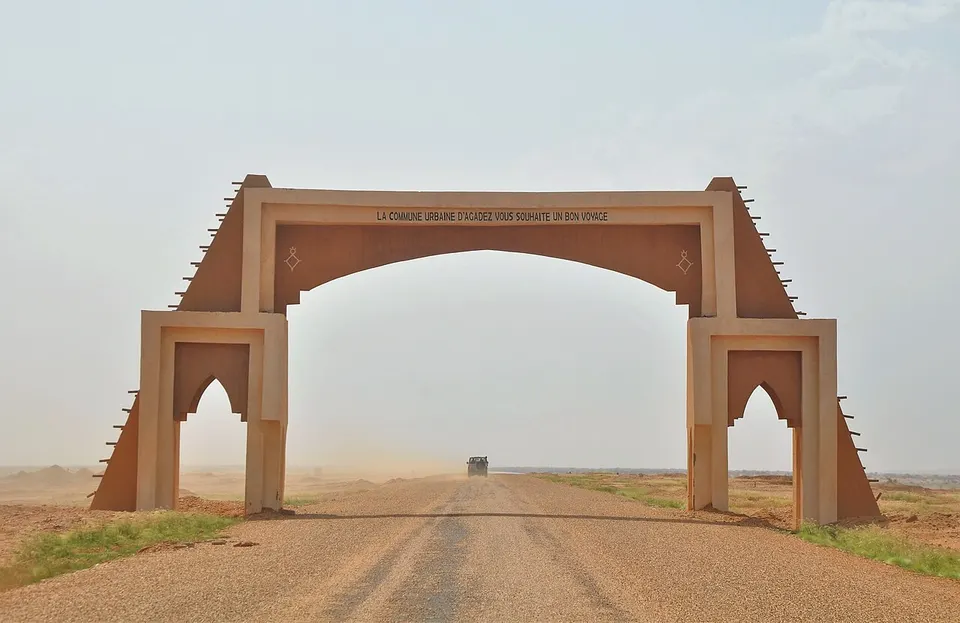 Niger, Agadez (01), entry-departure gate on the RN25 — Tahoua/Agadez, Niger