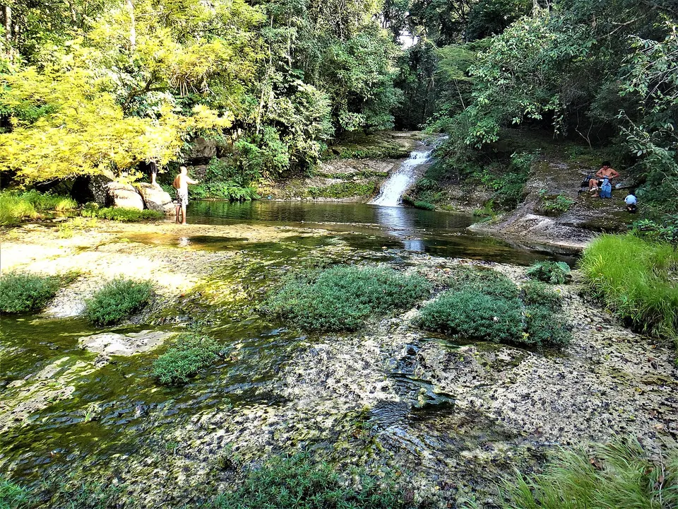Baño en catarata los dinosaurios — Santa Cruz, Bolivia