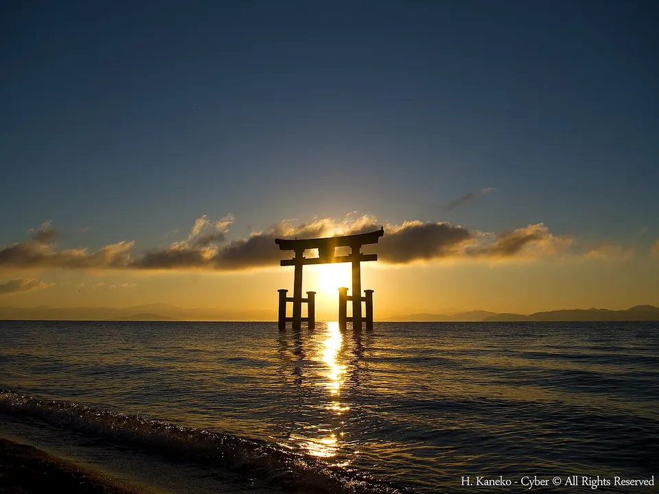 湖上の鳥居と暁光(Rising sun with Torii on the lake) 20 Dec, 2015 - panoramio — Shiga, Japan