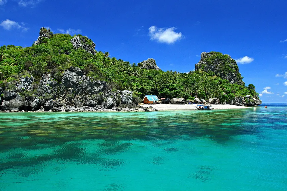 Turquoise coastal water and a rocky island — Chumphon Province, Thailand