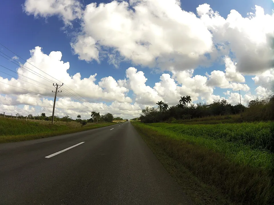 Mapillary 13H33M38S000 Las Tunas cu (496669871455343, 80iy1cuwmcb4qklfyxjexr) (mronewheeldrive) 2018-01-22 — Las Tunas, Cuba