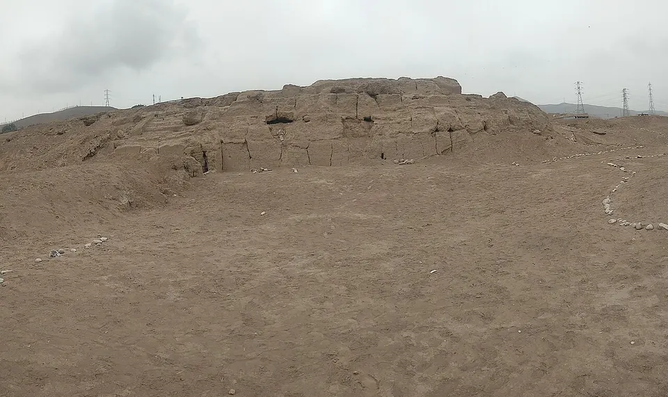Foto lado sureste Huaca Culebras — El Callao, Peru