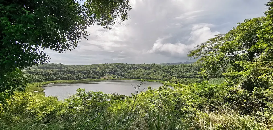 Wooded lakeshore and green hills — Saint Patrick, Grenada