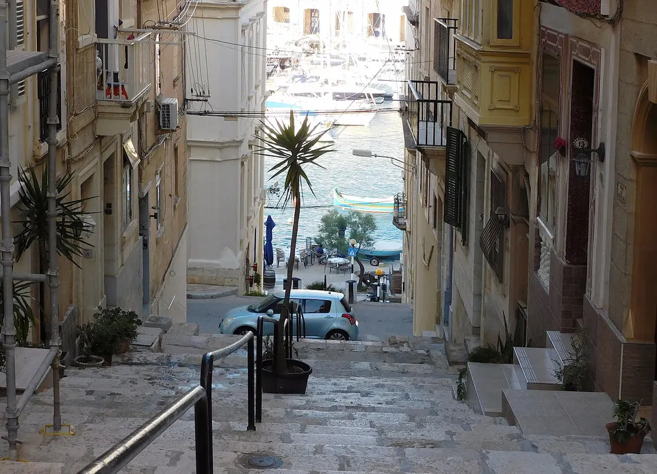 Triq san pietru u pawl stairs — Isla, Malta