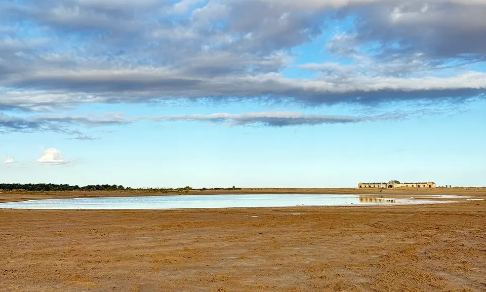 Shallow lake and arid shoreline — Tozeur, Tunisia