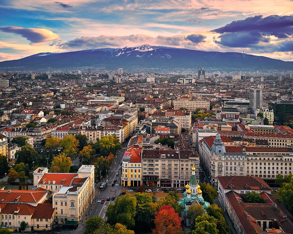 City beneath mountain peaks — Sofia City, Bulgaria