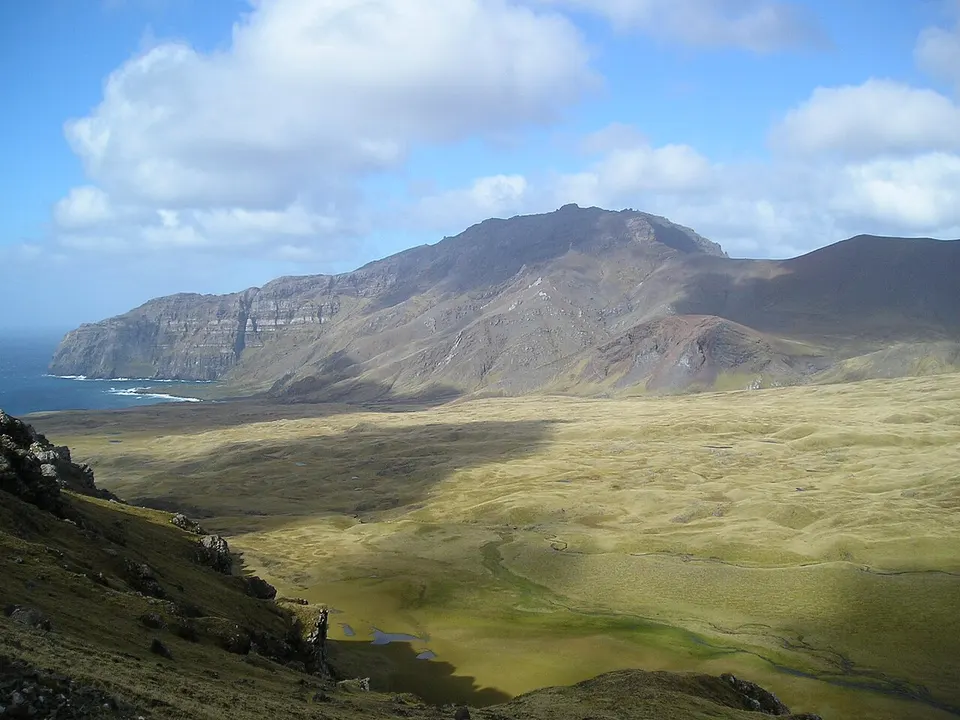 Rugged mountain landscape and open grassland — Archipel des Crozet, French Southern Territories