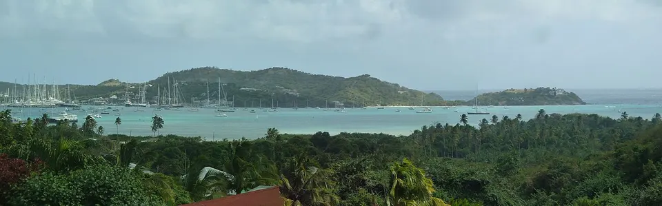 Tropical bay and wooded coastline — Saint Paul, Antigua and Barbuda
