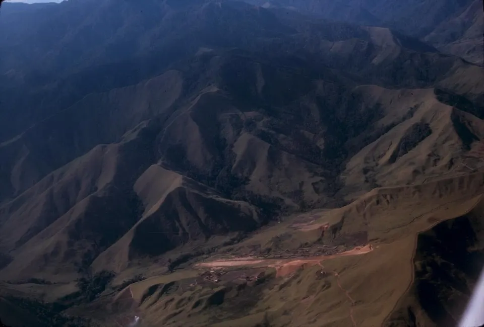(Aerial view of Mount Piora, Papua New Guinea) - DPLA - 900d2281e149e5ff734d90b5829340e4 — Eastern Highlands Province, Papua New Guinea
