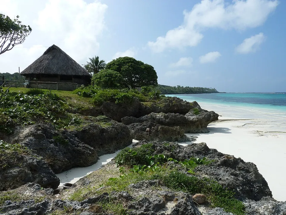 Plage de Luecila et case, Lifou — Îles Loyauté, New Caledonia
