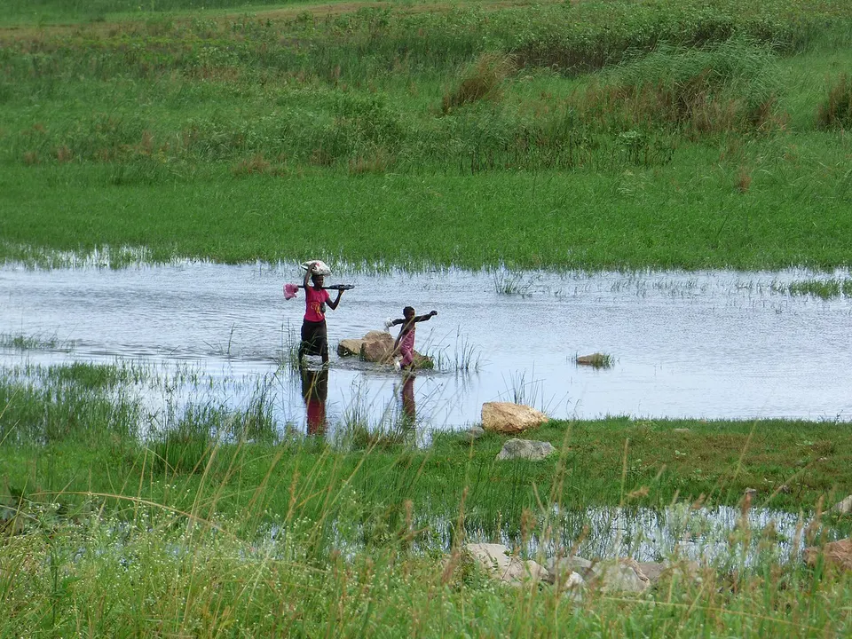 The women in the Dangerous River paying the Price of the poverty — Gaza, Mozambique