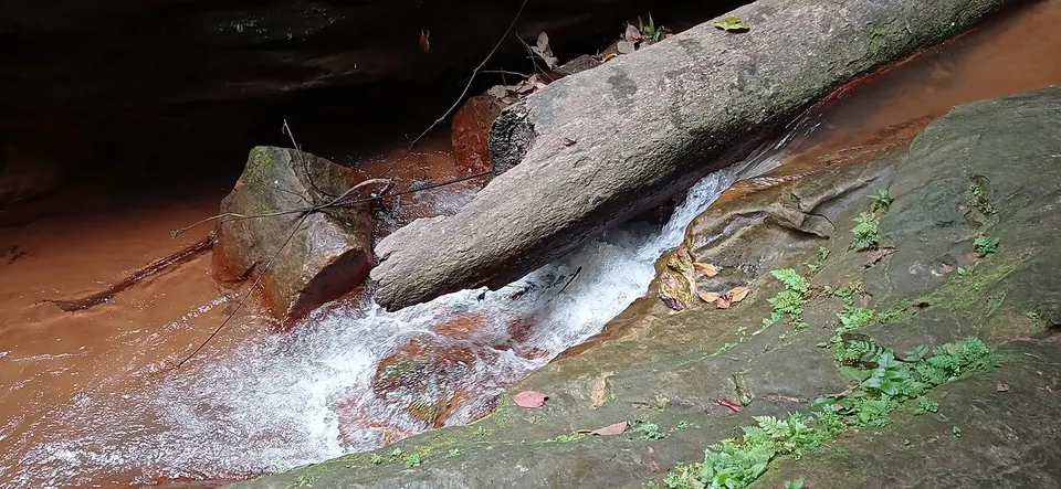 Stream flowing over rocks — Enugu, Nigeria