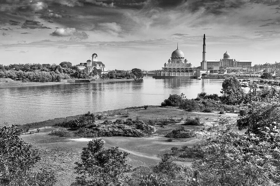 City waterfront and gardens — Putrajaya, Malaysia