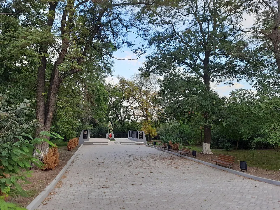 MD.SV.Viișoara - Monument eroilor căzuți în război (1941-1945) - sep 2024 - 01 — Stefan Voda, Moldova