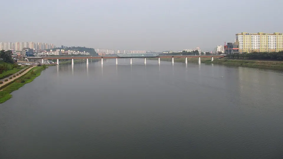 Riverfront and city skyline — Daegu, South Korea