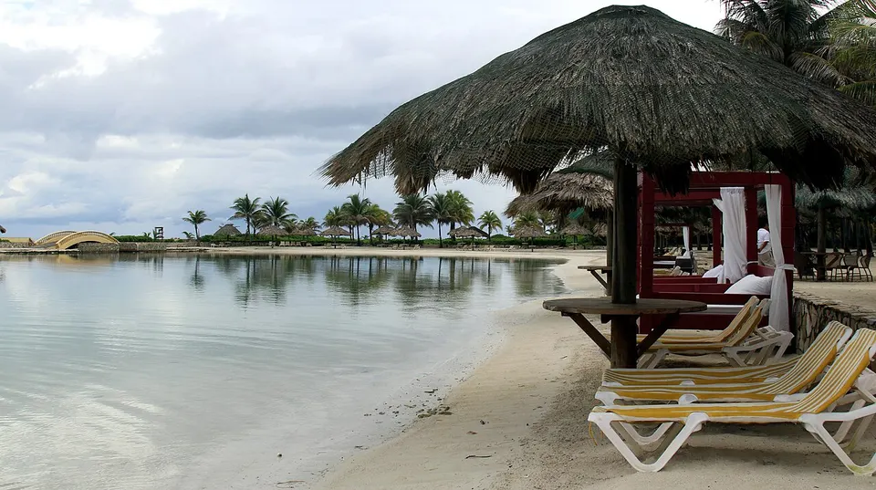 Parrot Tree Resort (31767086653) — Bay Islands, Honduras