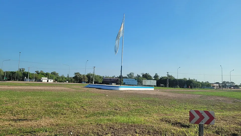 Rotonda con mástil de la Bandera Argentina en Ruta Nacional 89 en General Pinedo, Provincia del Chaco (Argentina) — Chaco, Argentina